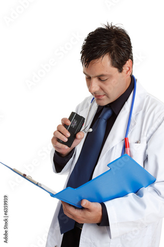 Foto A doctor recording information from medical  file