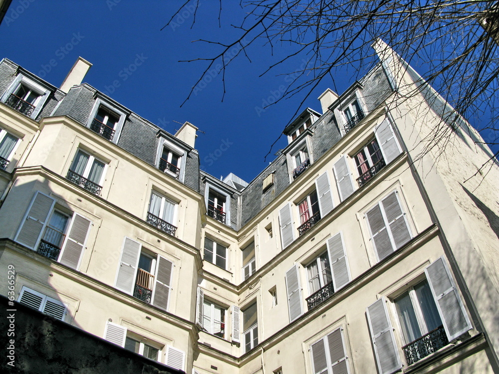 Fototapeta premium Façade blanche en creux, Paris 19