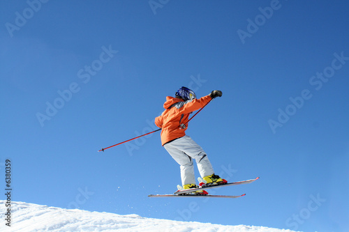 enfant sautant une bosse en ski