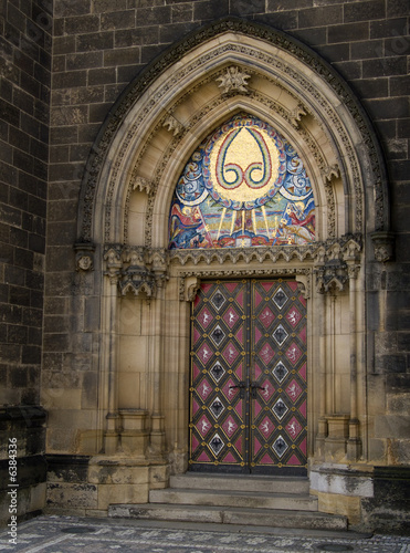 Photography Porte et fronton de l'église de St-Pierre du château