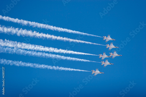 F-16 Thunderbird jets flying in formation