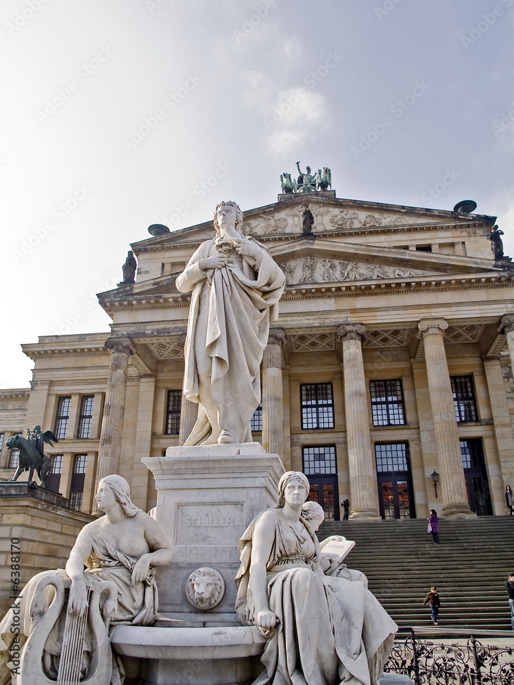 Obraz premium berlin gendarmenmarkt schiller denkmal