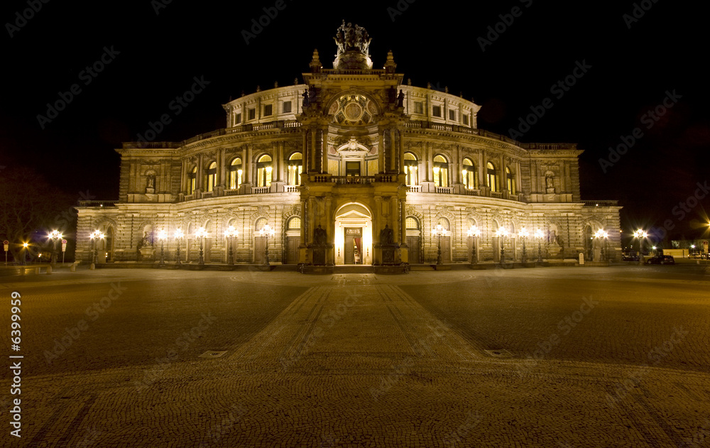 Semperoper Dresden bei Nacht