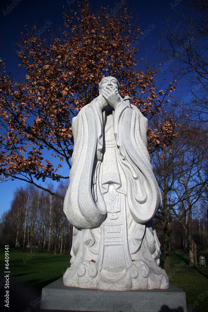 Fototapeta premium Konfuzius-Statue im chinesischen Garten, Berlin