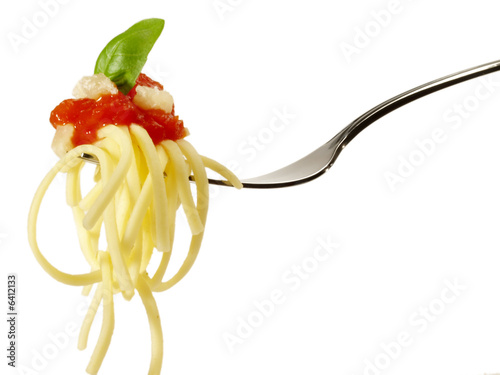 Pasta - Nudeln mit Parmesan auf einer Gabel mit Tomatensauce