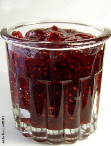 Confiture de framboises dans un pot de verre