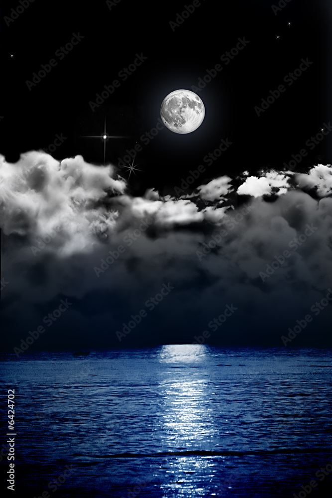 luna piena con nuvole sul mare - obrazy, fototapety, plakaty 