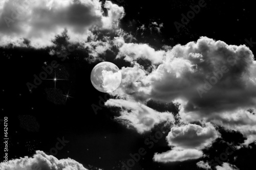 Luna piena sotto le nuvole
