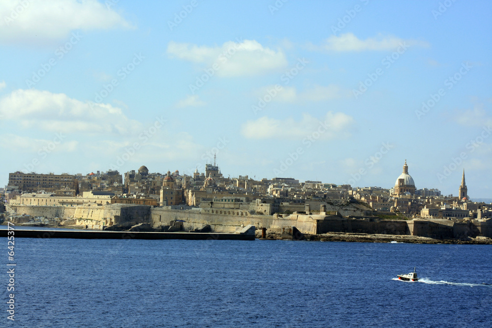 vista della costa di Malta con motoscafo