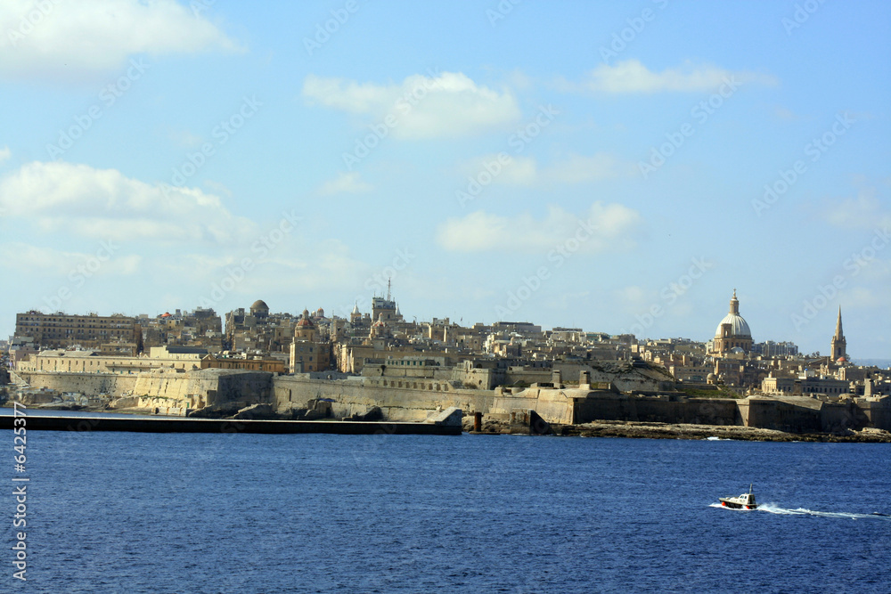 vista della costa di Malta con motoscafo vista della costa di Malta con motoscafo