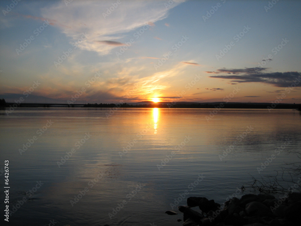 Fototapeta premium Soleil de minuit à Rovaniemi, Finlande