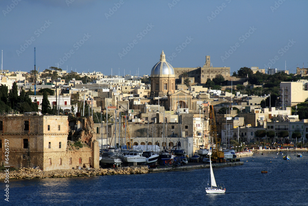 costa maltese con barca a vela bianca 4
