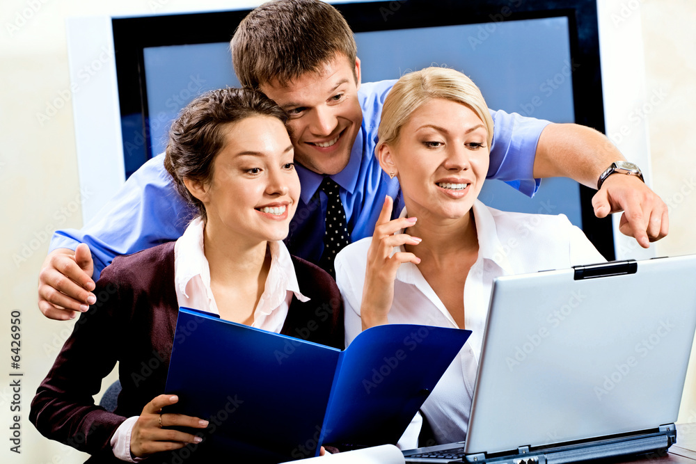 Obraz premium Portrait of business man showing new project to colleagues
