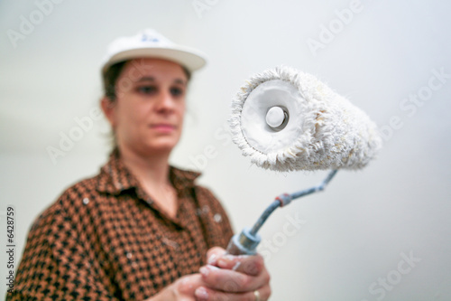 Femme faisant de la peinture dans appartement