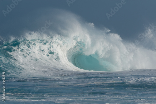 Fototapeta Naklejka Na Ścianę i Meble -  giant wave on the north shore of oahu