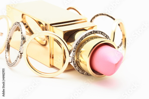 Diagonal lipstick with golden chain