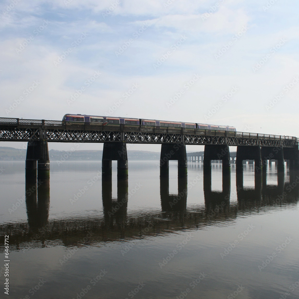Obraz premium Train crossing Tay Rail bridge