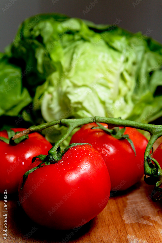 Légumes : tomates, carottes et salades sur planche de bois Légumes : tomates, carottes et salades sur planche de bois