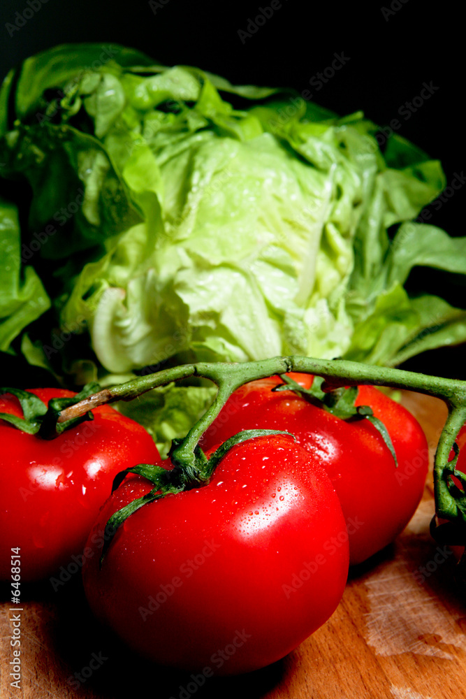 Légumes : tomates, carottes et salades sur planche de bois Légumes : tomates, carottes et salades sur planche de bois