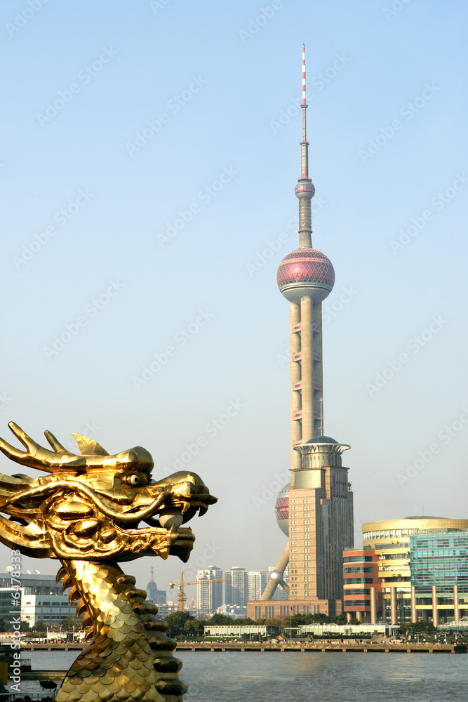 Naklejka premium Widok Pudong i chińskiego smoka, Szanghaj, Chiny