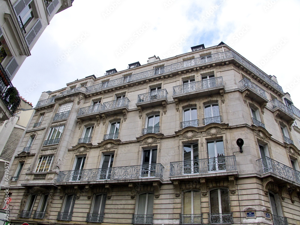 Immeuble classique en pierre blanche de Paris.