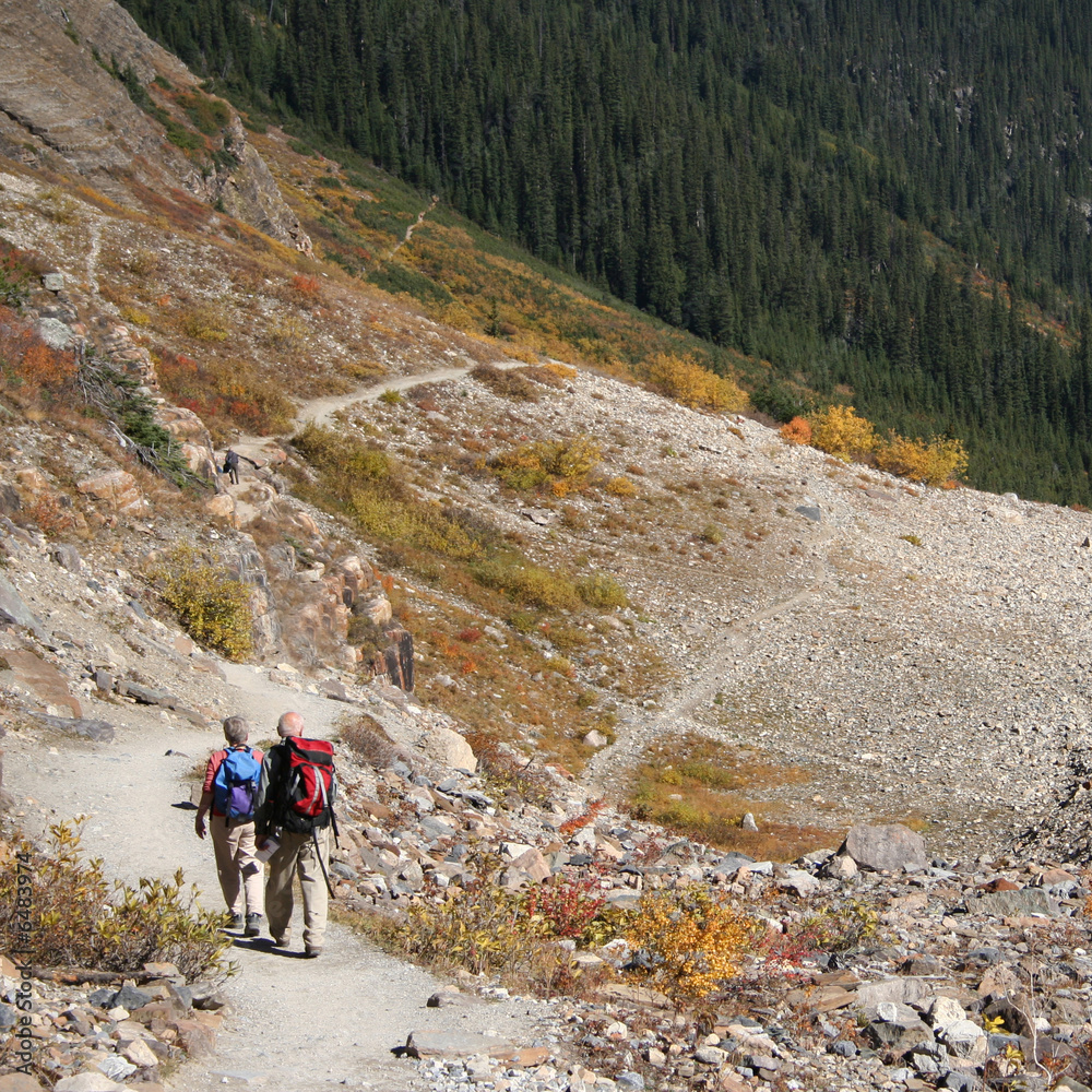 Fototapeta premium elderly couple walking in Canadian Rockies