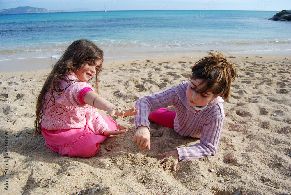 deux fillette jouant dans le sable deux fillette jouant dans le sable