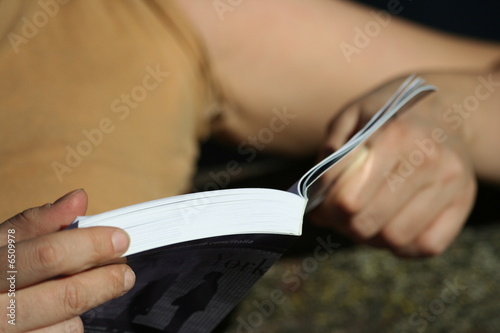 lettura di un libro photo