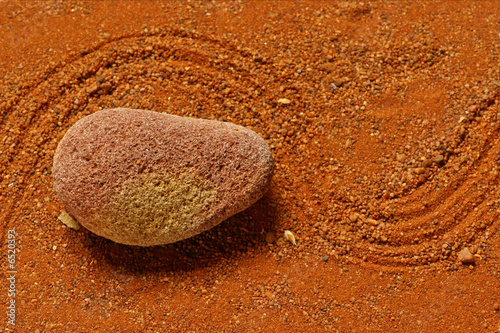 Stein mit Schlangenlinie