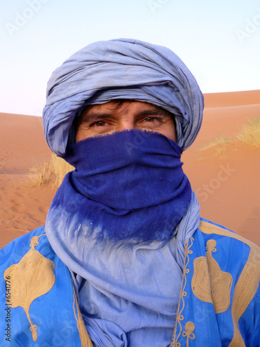 tuareg en el desierto photo