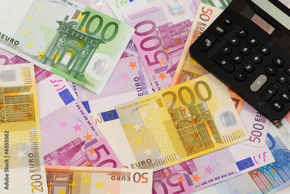 Fotografie Euro banknotes and calculator