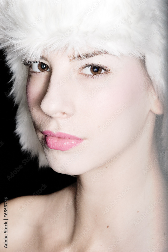 Femme avec chapeau blanc