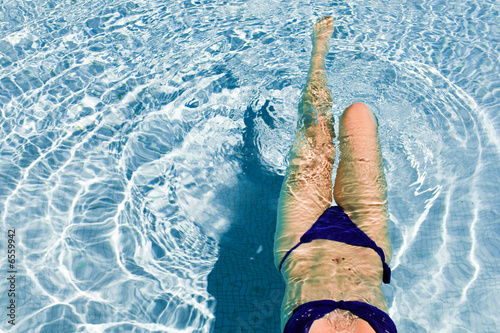 Femme se relaxant dans l'eau
