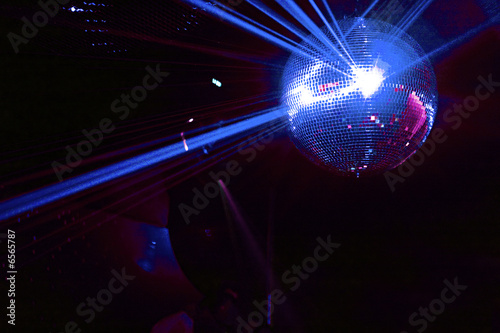 Obraz na plátně boule a facettes avec rayons laser bleu soirée en discothèque
