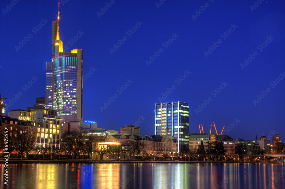 Fototapeta premium Frankfurter Skyline bei Nacht