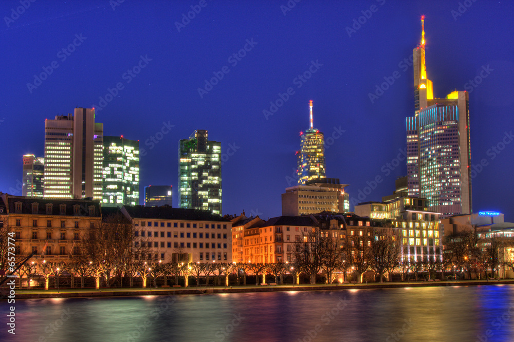 Obraz premium Frankfurter Skyline bei Nacht
