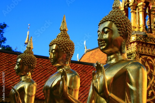 Statues de Bouddha sur ciel bleu photo