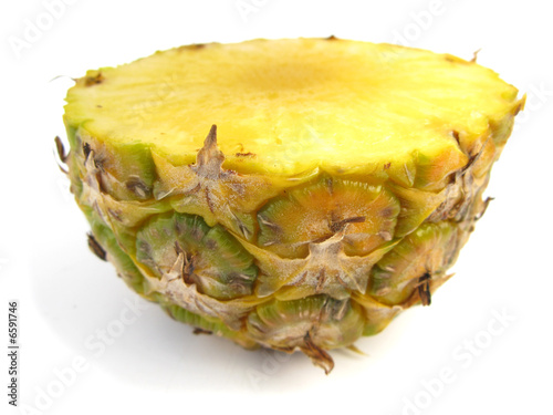 Ananas pineapple half