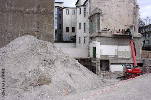 Baugrube mit Bagger, beim Absiss vom Kaufhaus Horten in Hamm Nordrhein-Westfalen, in der Weststraße. photo