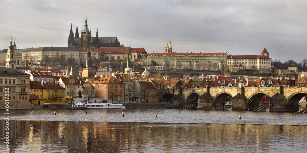 Fototapeta premium Prager Schloss und Karlsbrücke