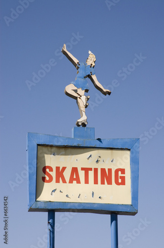 Fotografía Pigeon on top of roller skating rink sign