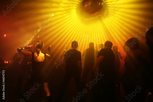  silhouetten von tanzenden menschen