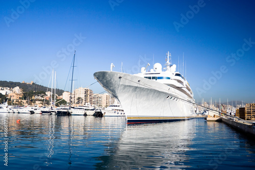 Foto Large luxury yacht.