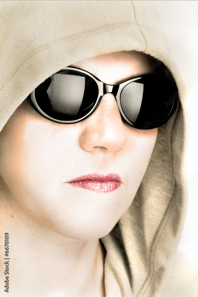 Frau mit Sonnenbrille und Kapuze Frau mit Sonnenbrille und Kapuze