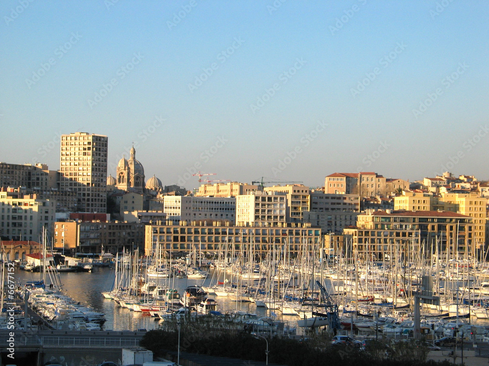 Vieux port à Marseille au soleil couchant hivernal