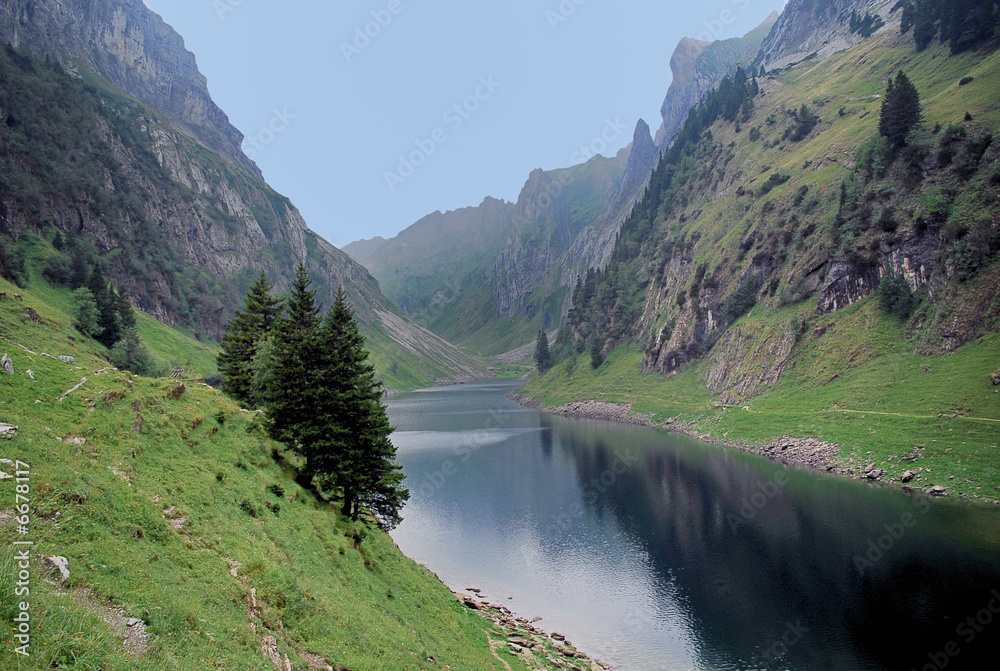 Lac dans les montagnes de Suisse
