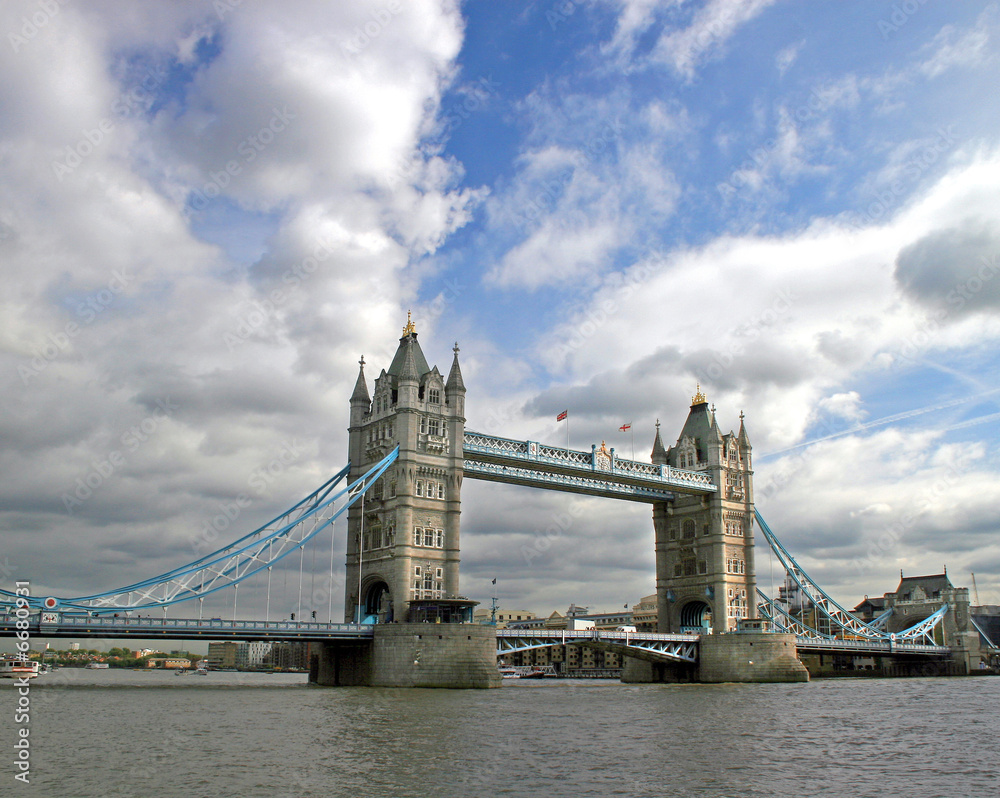 Fototapeta premium Tower Bridge, full length, in London, UK.