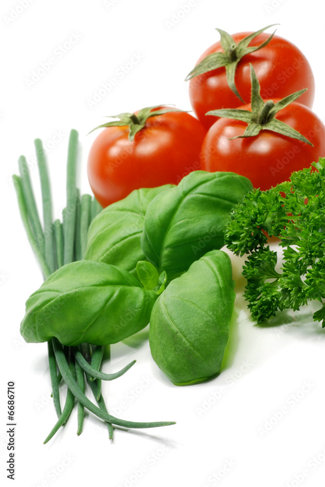 Gartenkräuter und Tomaten
