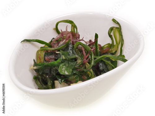 koreanischer/japanischer speisealgen salat wakame photo