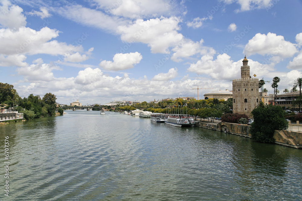 Fluss Guadalquivir in Sevilla im Sommer